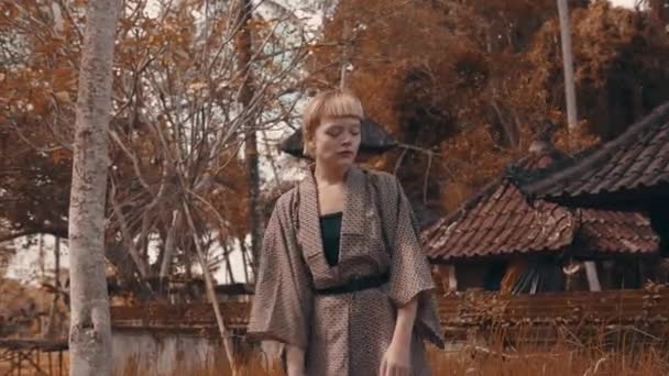 Moda Piękny Dziewczyna Kimono Stwarzających Zewnątrz Pobliżu Tradycyjne Balijski Świątyni — Wideo stockowe