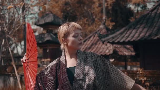 Krásná Móda Dívka Kimonu Červenou Ruku Ventilátor Představuje Venkovní Poblíž — Stock video
