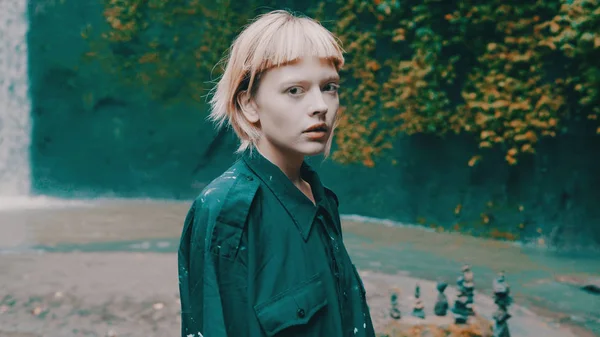 Tropik yağmur ormanı jungle şelale yanında poz kız güzel moda. Şık hippi erkek açık - dikey video portresi