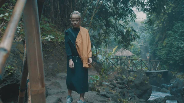Schöne Mode Mädchen Posiert Tropischen Regenwald Dschungel Der Nähe Des — Stockfoto