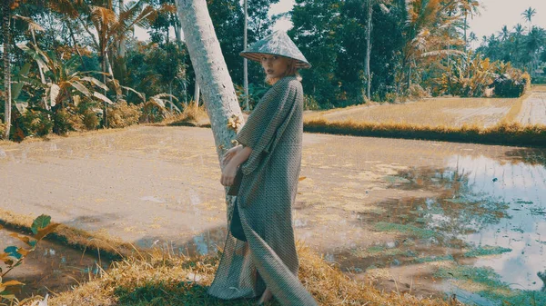 Hermosa Chica Moda Kimono Sombrero Paja Balinés Tradicional Posando Terrazas —  Fotos de Stock