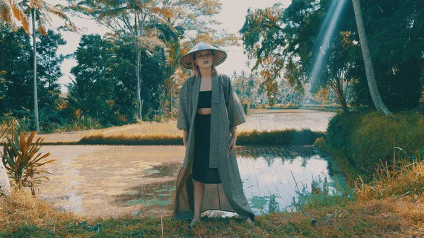 Beautiful Fashion Girl Kimono Traditional Balinese Straw Hat Posing Tropical — Stock Photo, Image