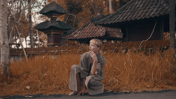 Schöne Mode Mädchen Kimono Posiert Freien Der Nähe Des Traditionellen — Stockfoto