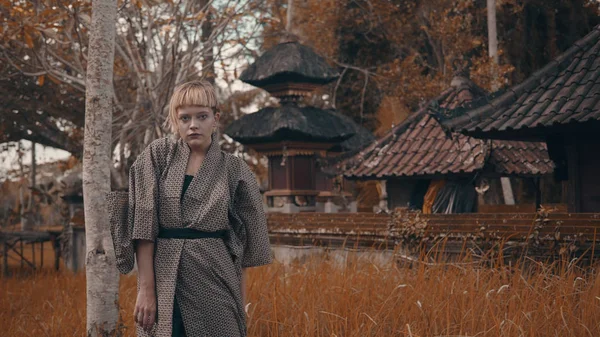 Bella Ragazza Moda Kimono Posa All Aperto Vicino Tempio Tradizionale — Foto Stock