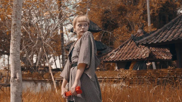 Krásná Móda Dívka Kimonu Červenou Ruku Ventilátor Představuje Venkovní Poblíž — Stock fotografie