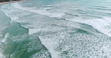 Tropik ada sahil şeridi dalgaların deniz hava dron görünümü