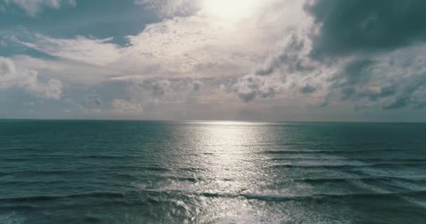 Aerial Drönarvy Vackra Havet Över Mulen Himmel Bakgrund — Stockvideo