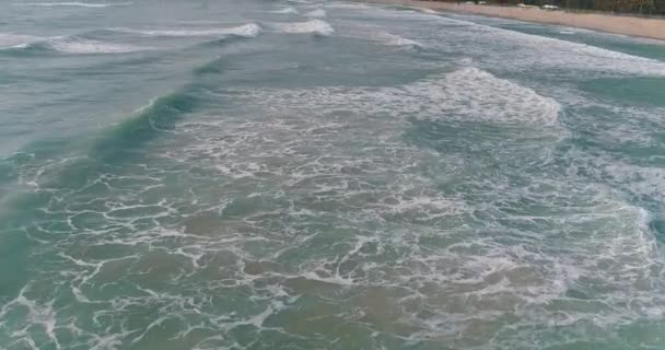 Vue aérienne par drone des vagues de mer de la côte tropicale de l'île 