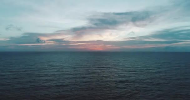 Luchtfoto Drone Uitzicht Prachtige Zee Bewolkt Avondrood Achtergrond — Stockvideo