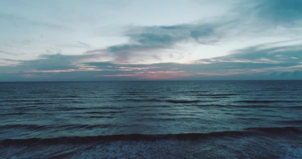 Воздушный Беспилотник Вид Красивое Море Над Облачным Небом Заката — стоковое видео