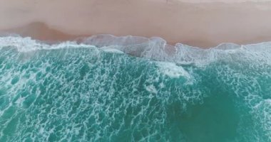 Hava dron görünümü ile dalgalar çökmesini güneşli yaz gün boyunca güzel tropikal Beach
