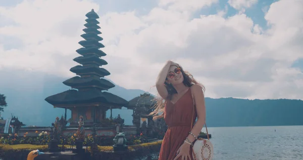 Jovem Turista Templo Ulun Danu Batur Indonésia Ilha Bali Lugar — Fotografia de Stock