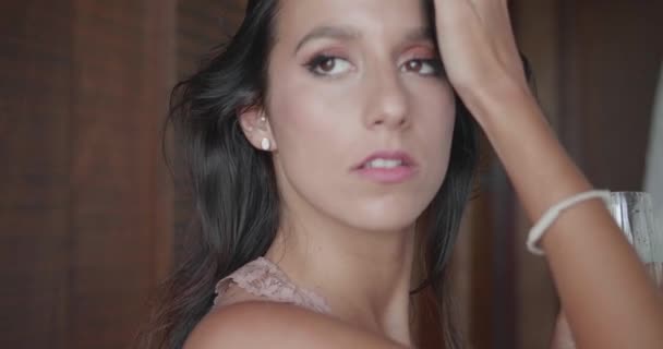 Zbliżenie Portret Moda Model Pomieszczeniu Piękna Brunetka Kobieta Atrakcyjny Ciało — Wideo stockowe