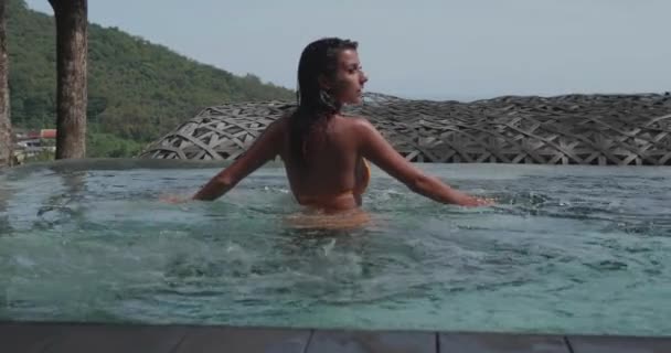 Hermosa Joven Tomando Sol Piscina Aire Libre Vacaciones Lujo — Vídeos de Stock