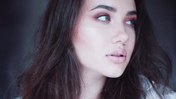 Primer Plano Cara Mujer Con Ojos Increíbles Retrato Belleza Moda — Vídeo de stock