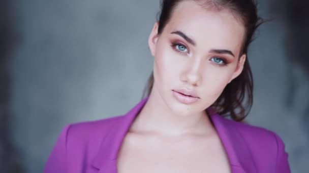 Nahaufnahme Gesicht Einer Frau Mit Erstaunlichen Augen Mode Schönheit Porträt — Stockvideo