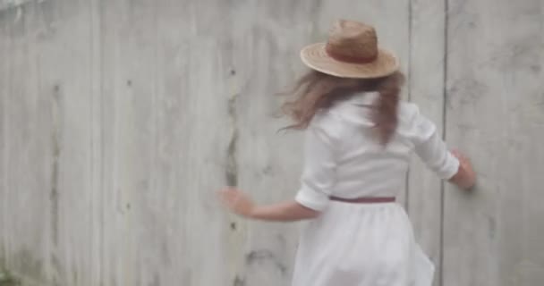 Ritratto Bellezza Moda Ragazza Sorridente Abito Bianco Cappello Paglia Isolato — Video Stock