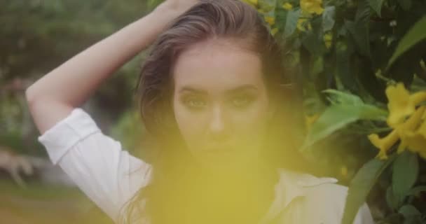 Portre Yüz Kadın Inanılmaz Gözleri Olan Sarı Çiçekli Bahçe Poz — Stok video