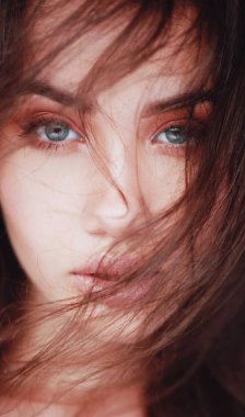 Portre yüz kadın inanılmaz gözleri olan. Karanlık duvar arka plan üzerinde izole kız moda güzellik portresi