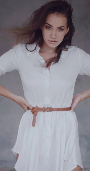 Мода Красота Портрет Девушки Белом Платье Изолированы Сером Фоне Бетонной — стоковое фото