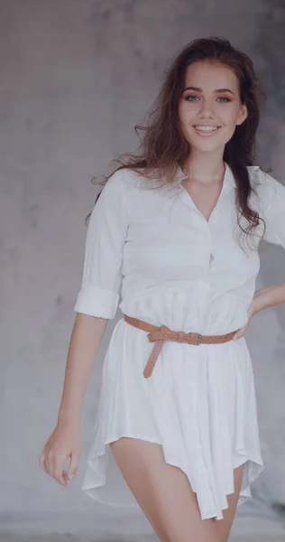 Moda Uroda Portret Dziewczyna Białej Sukni Białym Tle Szarego Betonu — Zdjęcie stockowe