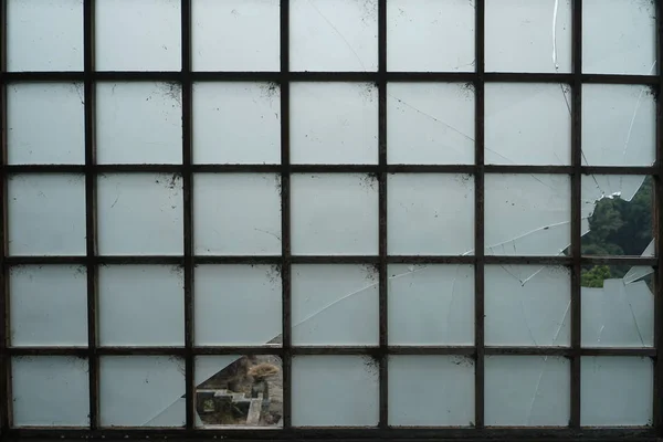 Gebroken Glas Venster Met Vierkante Raster Achtergrond — Stockfoto