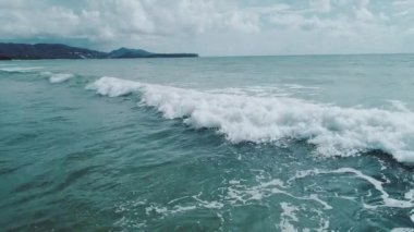 Havadan görünümü güzel deniz dalgalarının plaja yakın / hava hava tropikal ada beach yakınındaki dalgalar deniz görünümü
