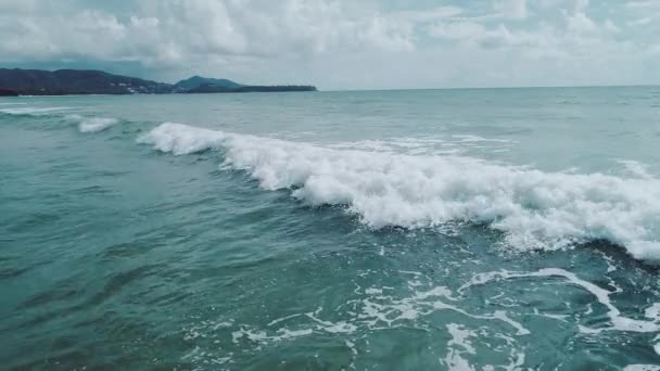 海滩附近美丽的海浪鸟瞰图 空中无人机鸟瞰热带岛屿海滩附近的海浪 — 图库视频影像