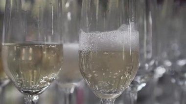 Cam - ağır çekimde video içine dökme şampanya closeup