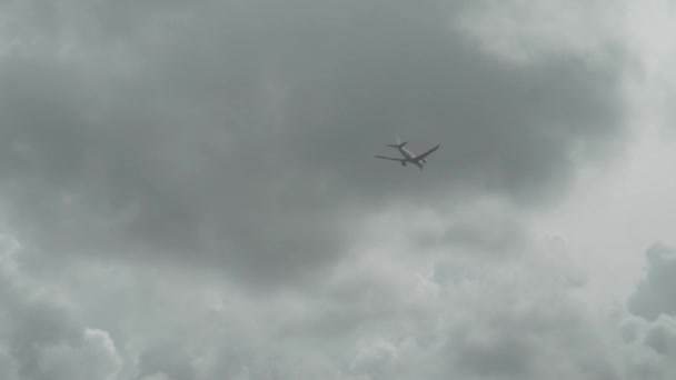 Літак Летить Хмарному Небі Над Островом — стокове відео