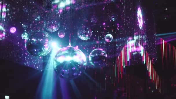 Schöne Spiegelkugeln Rotieren Unter Der Decke Nachtdisco Party Konzept — Stockvideo