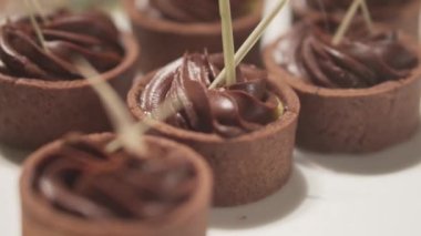 Pastane portre tatlı karamel, çikolata ve limon pasta - ağır çekimde video mini Ekşi limon