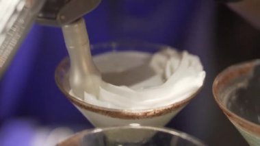 Şef ekleme lezzetli tatlı tatlı - ağır çekimde video için krem şanti