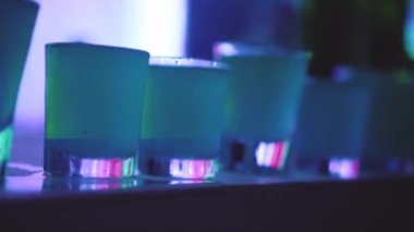 Gece kulübü barda kokteyl çekim portre. Parti konsept
