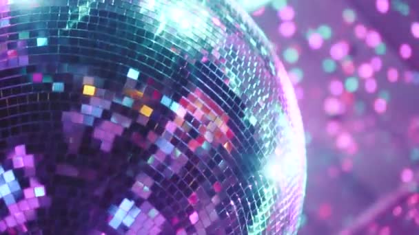 Prachtige Spiegel Ballen Draait Onder Het Plafond Nacht Disco Party — Stockvideo