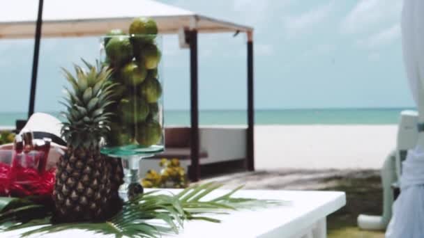 Closeup Tropisch Decor Tafel Van Het Restaurant Van Beach Party — Stockvideo