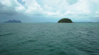 Tayland 'daki tropik adalara tekne gezisi.