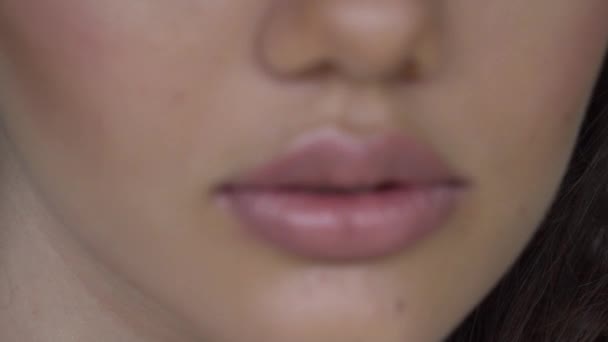 Primer Plano Los Labios Chica Hermosos Labios Llenos Naturales Con — Vídeo de stock