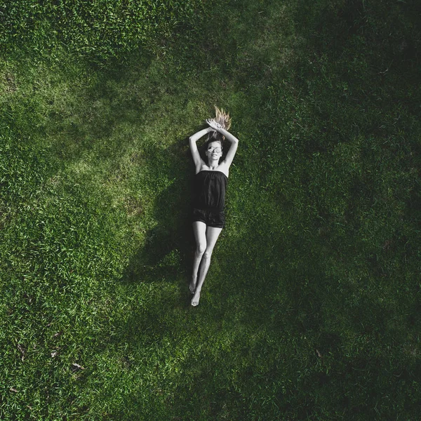 Luftaufnahme Einer Glücklichen Frau Die Sich Einem Sonnigen Sommertag Gras — Stockfoto
