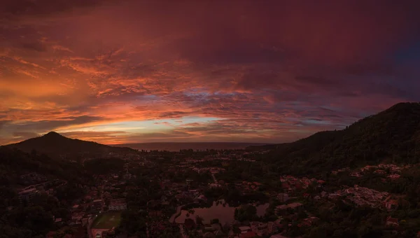 空中无人机的看法惊人的戏剧性的天空在日落 日落时分岛上的城市观云 — 图库照片