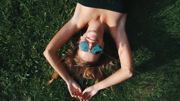 Luftaufnahme Einer Glücklichen Frau Die Sich Einem Sonnigen Sommertag Gras — Stockvideo