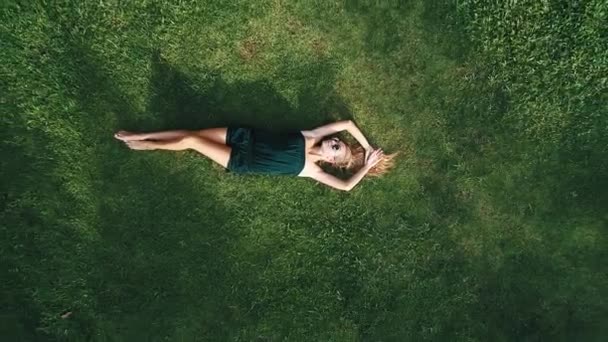 Вид Зверху Повітря Щасливої Жінки Розслабляється Траві Під Час Сонячного — стокове відео