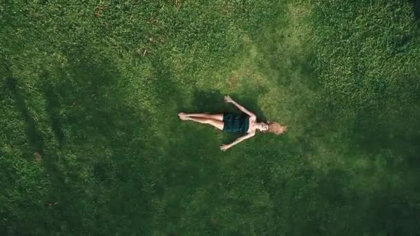 Luchtfoto Uitzicht Van Gelukkige Vrouw Ontspannen Het Gras Tijdens Zonnige — Stockvideo