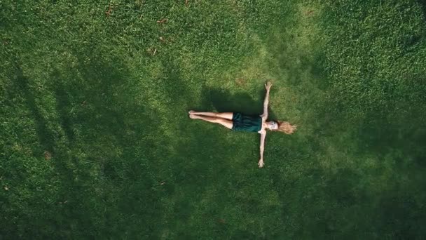 Vzdušný Top Pohled Šťastnou Ženu Relaxaci Trávě Během Slunečného Letního — Stock video