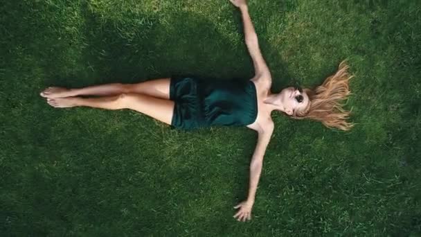 Luftaufnahme Einer Glücklichen Frau Die Sich Einem Sonnigen Sommertag Gras — Stockvideo