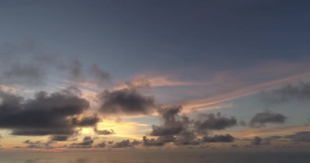 Letecká Dron Zobrazení Oblohy Během Krásný Barevný Západ Slunce Rychle — Stock video