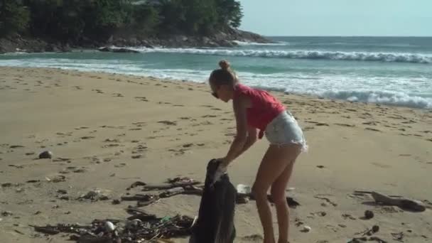 Closeup Handen Van Vrouw Toeristische Schoonmaken Van Het Strand Haar — Stockvideo