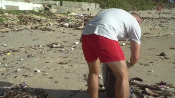 Uomo Turista Pulizia Della Spiaggia Vacanza — Video Stock