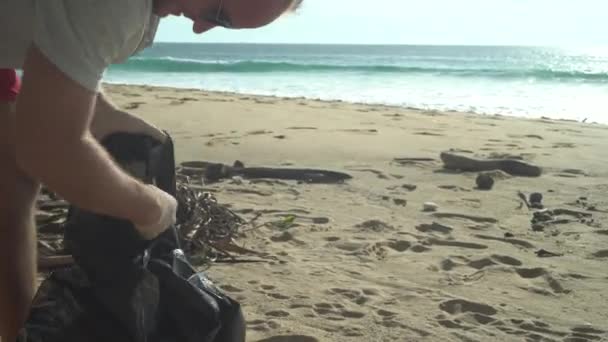 Man Tourist Cleaning Beach Her Holiday — Stock Video