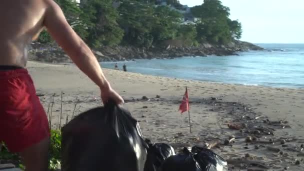 Homem Turista Limpeza Praia Suas Férias — Vídeo de Stock